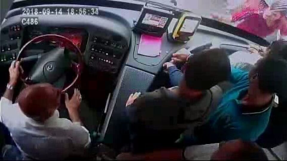 Kendisine yol veren otobüsün camını kırdı!