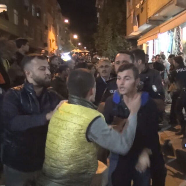 Kalabalık durmadı, polis binaya sakladı!