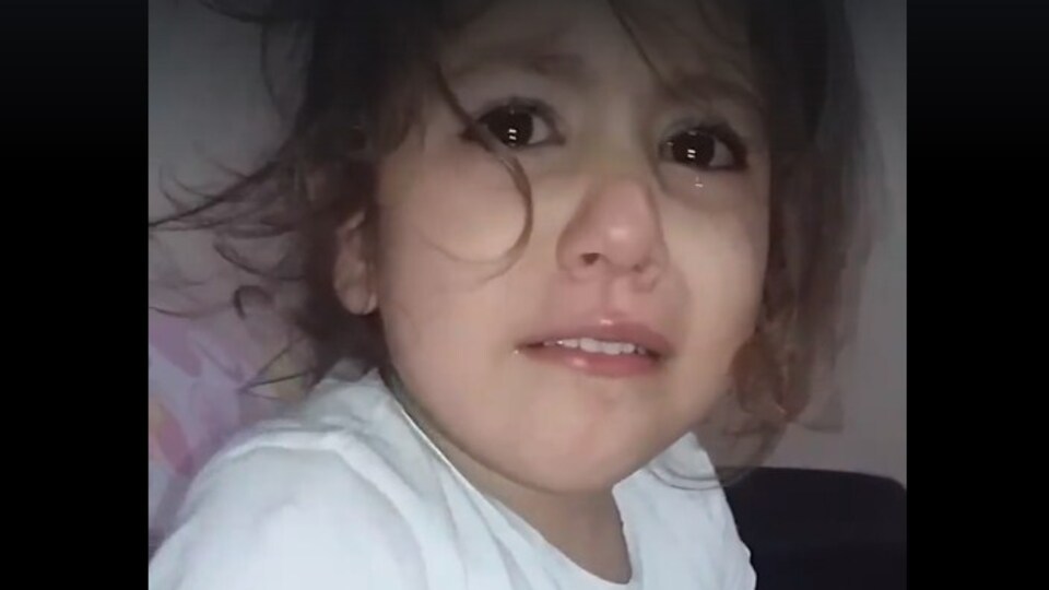 Küçük kız şehitler için gözyaşı döktü