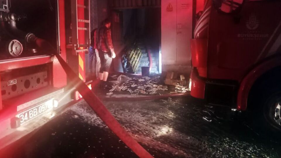 Bayrampaşa'da korkutan fabrika yangını!
