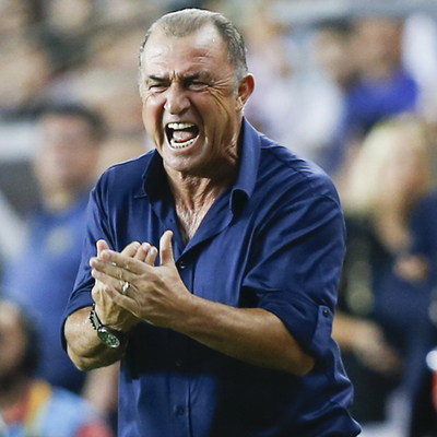 - Hocam ben forvet değilim! - Forvetsin!