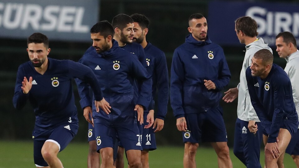 Fenerbahçe, Başakşehir maçı için kampa girdi