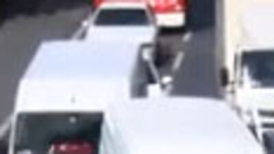 Köprü altında sıkışan TIR trafiği felç etti