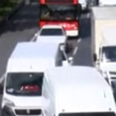 Köprü altında sıkışan TIR trafiği felç etti