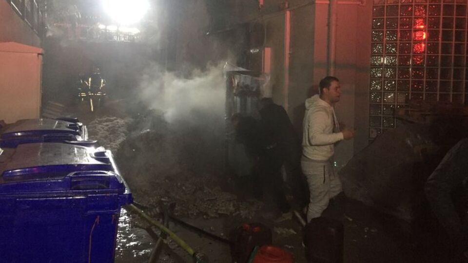 Kozmetik fabrikası alevlere teslim oldu