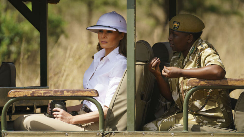 Afrika gezisinde... Sömürge şapkası olay oldu!
