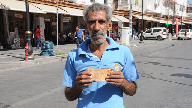 Yerde bulduğu paranın sahibini arıyor