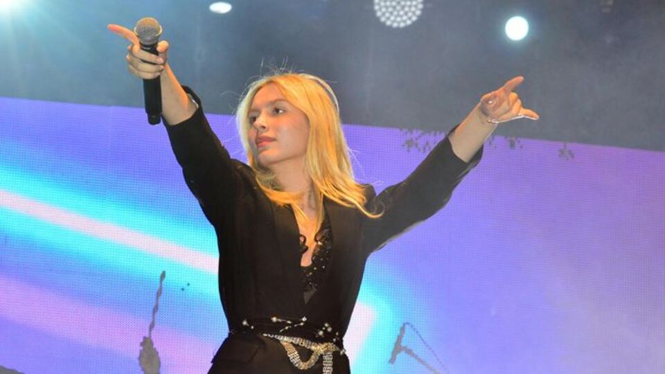 Aleyna Tilki'den bornozlu dans