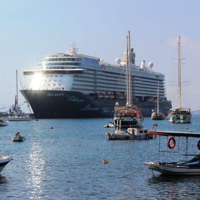 8 katlı 'Mein Schiff 4' ilk kez Bodrum'da... 4 bin kişiyle geldi...