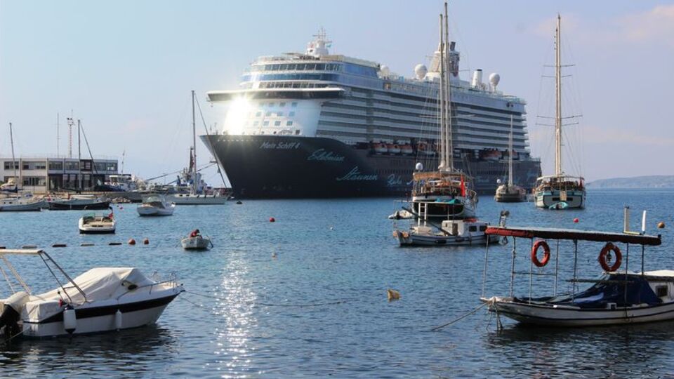 8 katlı 'Mein Schiff 4' ilk kez Bodrum'da... 4 bin kişiyle geldi...