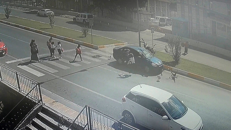 Dehşete düşüren görüntü! Yayaların arasına böyle daldı