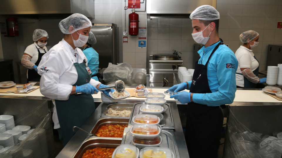 Hastaya özel hazırlanan yemeğe barkodlu dağıtım