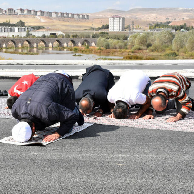 Şükür namazı kılıp, kurban kestiler!