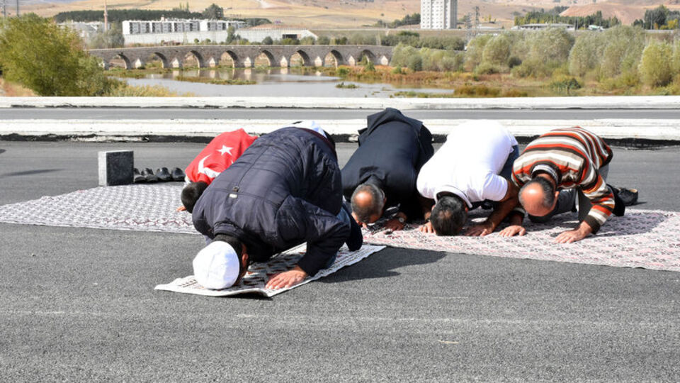 Şükür namazı kılıp, kurban kestiler!
