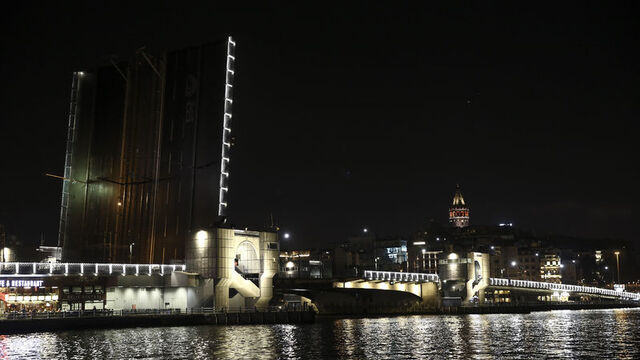 Galata ve Atatürk köprülerinde renkli görüntüler