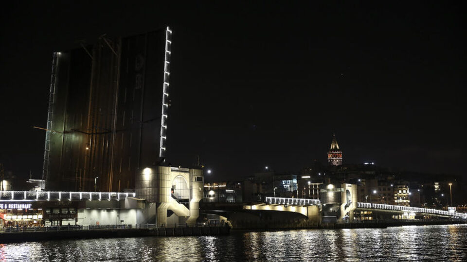 Galata ve Atatürk köprülerinde renkli görüntüler