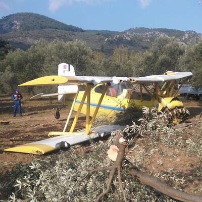 Edremit'te tek kişilik uçak düştü, pilot kurtuldu