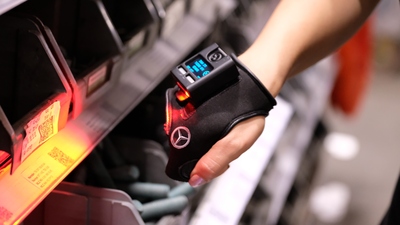 Mavi yakalıya akıllı eldiven üretti