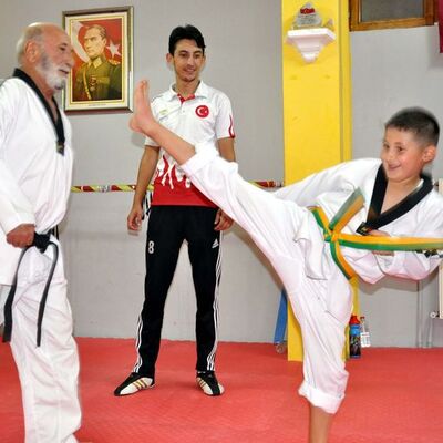 Torunu için tekvandoya başladı