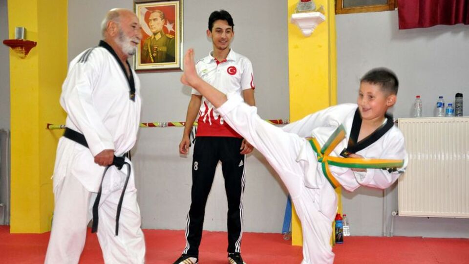 Torunu için tekvandoya başladı