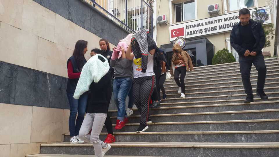 Fuhuş çetesini, liderin eşi çökertti