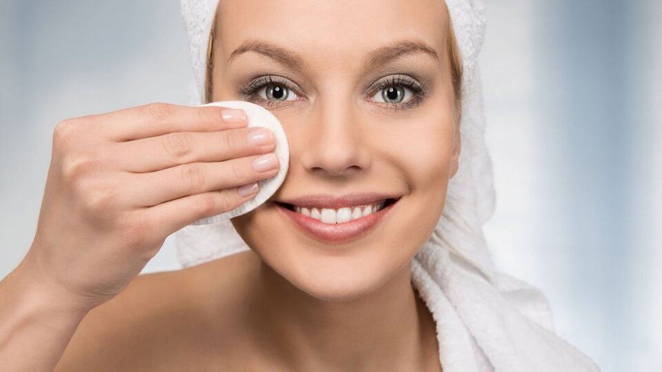 Ev yapımı ve doğal makyaj temizleme suları