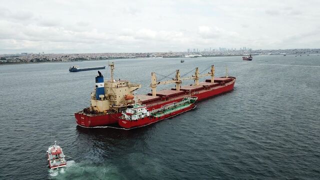 İstanbul'da geminin yakıtı denize taştı