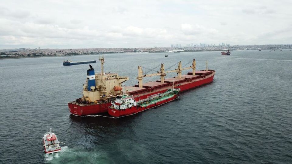İstanbul'da geminin yakıtı denize taştı