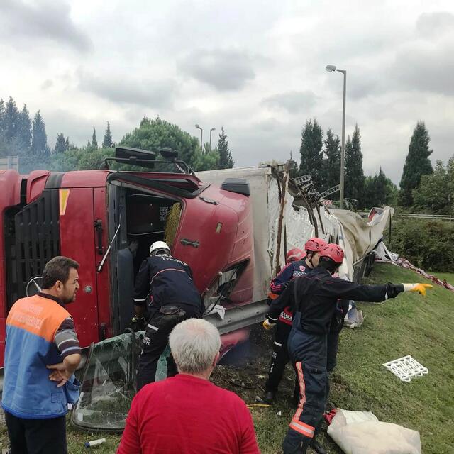 TIR şoförü kabinde sıkıştı