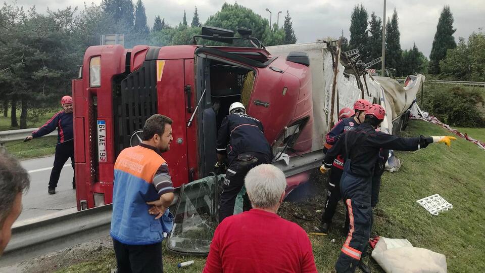 TIR şoförü kabinde sıkıştı