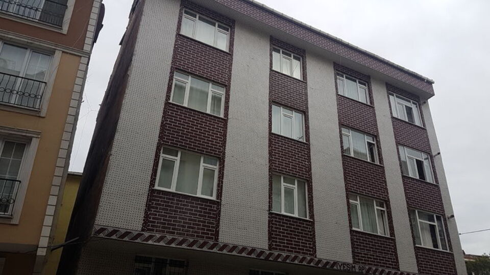 Bağcılar'daki binanın yıkımına başlandı