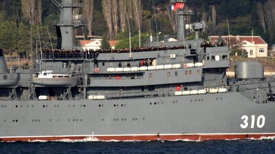 Rus gemisinde ilginç görüntü! Hepsi güvertede...