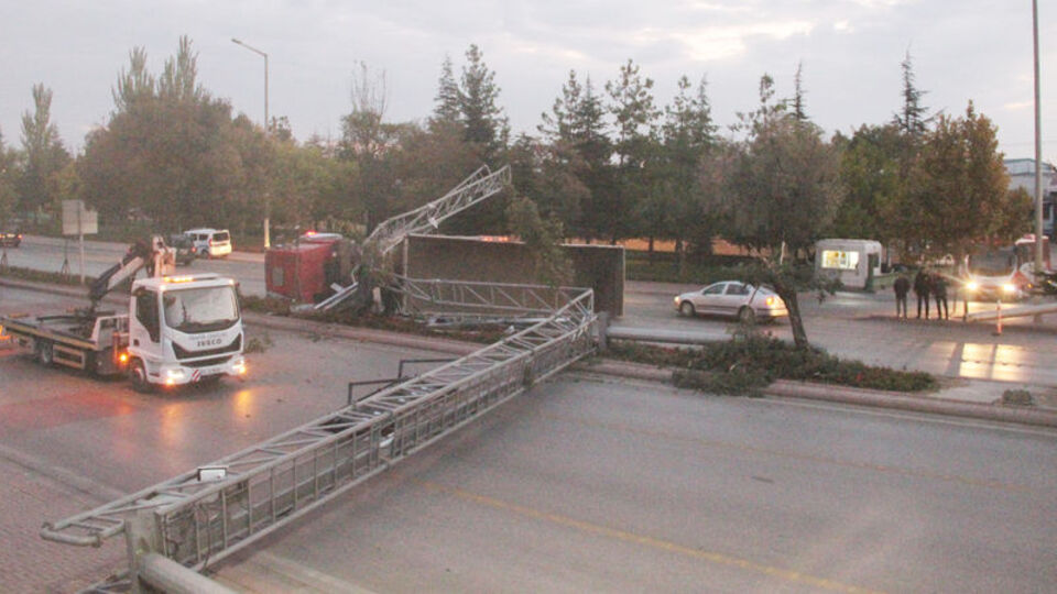 TIR'ın damperi açılınca ortalık savaş alanına döndü