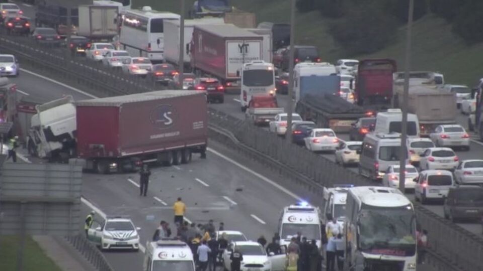 TEM'de feci kaza! Yol trafiğe açıldı