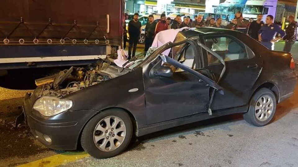 Kontrolden çıkan otomobil TIR'ın altına girdi!