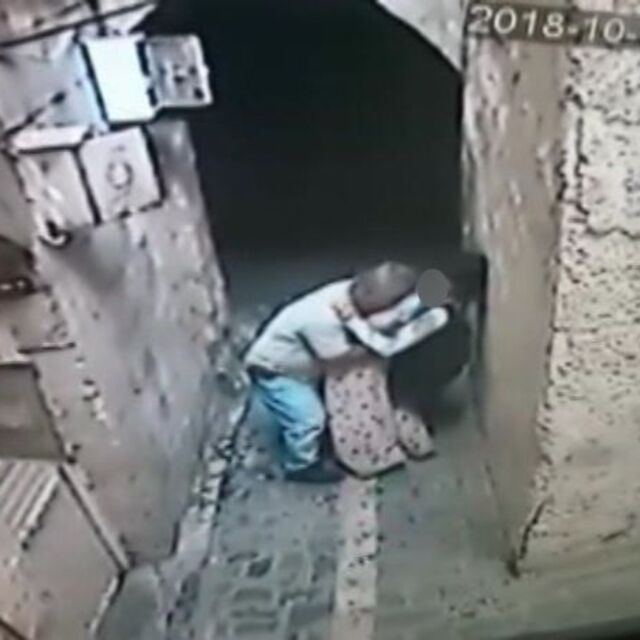 Sokakta, engelli kızı taciz etti!