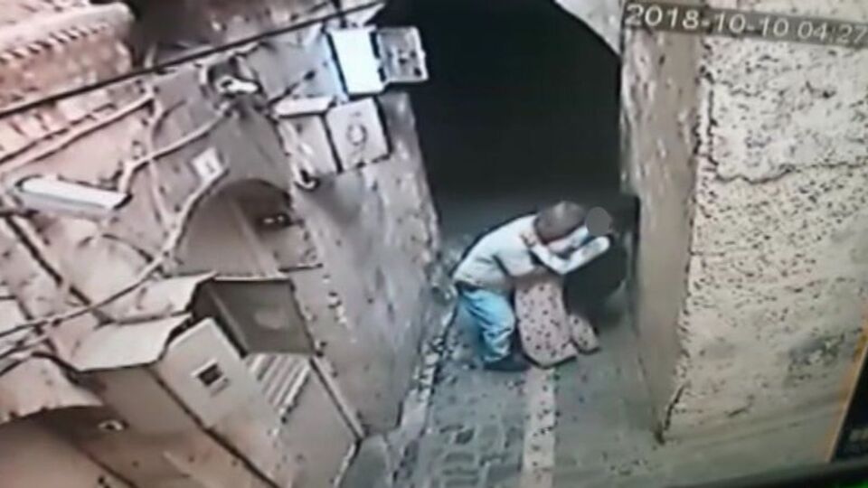 Sokakta, engelli kızı taciz etti!