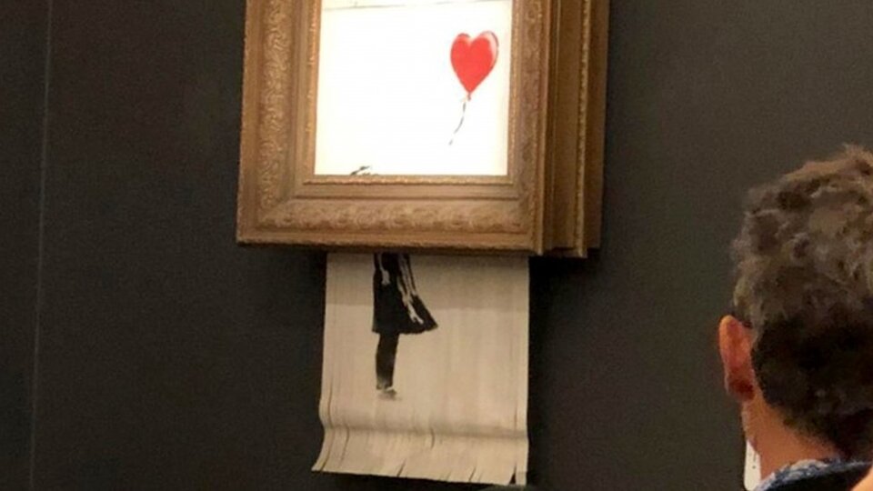 Banksy'nin 'Kırmızı Balonlu Kız' adlı eseri kendini parçalara ayırmasına rağmen satıldı