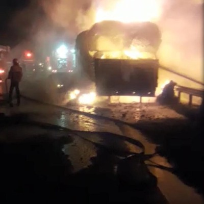 Elyaf yüklü TIR alev alev yandı