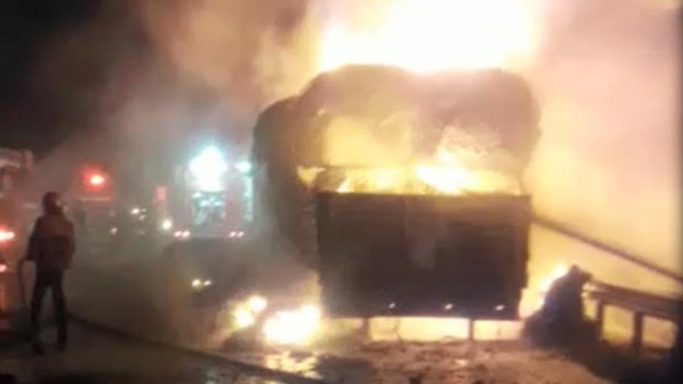 Elyaf yüklü TIR alev alev yandı