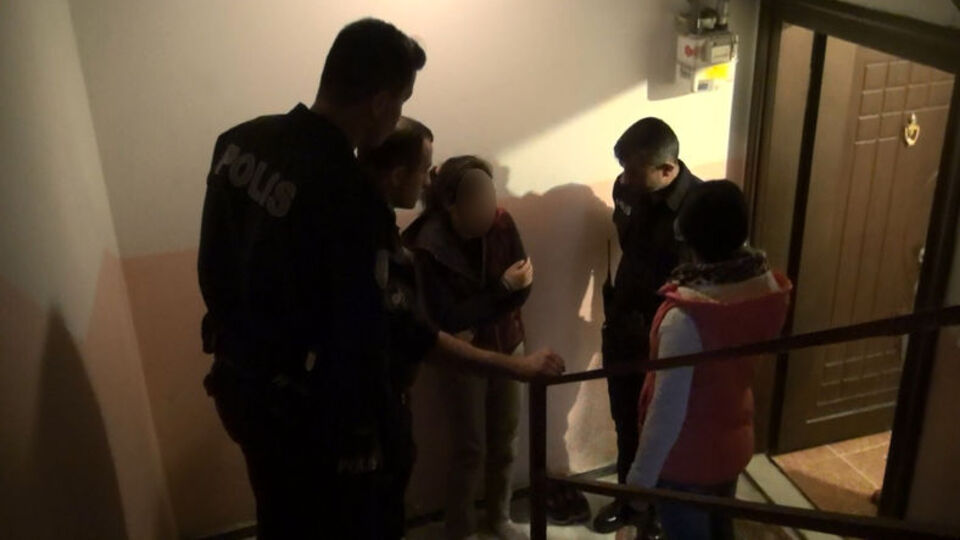 Genç kız korkudan balkondan düştü!