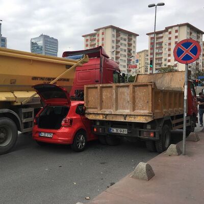 Beşiktaş'ta tuhaf kaza! İnat etti, kamyonetin arkasına sıkıştı