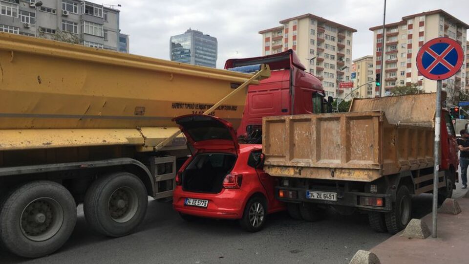Beşiktaş'ta tuhaf kaza! İnat etti, kamyonetin arkasına sıkıştı