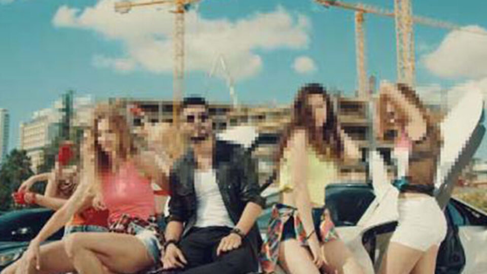 Dolandırıcılık yaptığı çeteyi dolandırıp klip çekti!