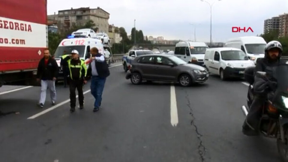 İstanbul TEM'de iki ayrı kaza! Yaralılar var