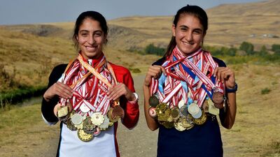 Aileleri ikna edildi Zeynep ile Eda şampiyon oldu