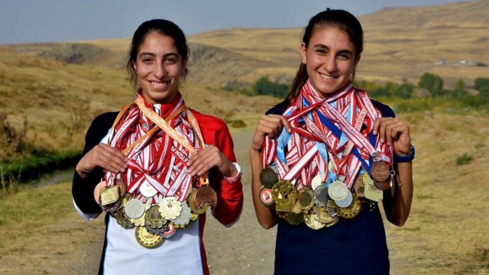 Aileleri ikna edildi Zeynep ile Eda şampiyon oldu