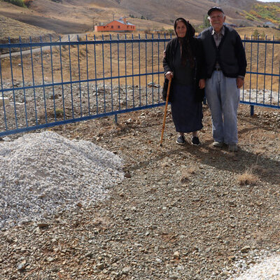 Ölmeden mezarlarını kazdılar