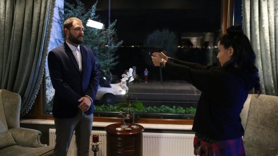 Cihan, Leyla'nın namlusunun ucunda!