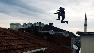 Yer: Bağcılar! Çatıdan çatıya atladı!